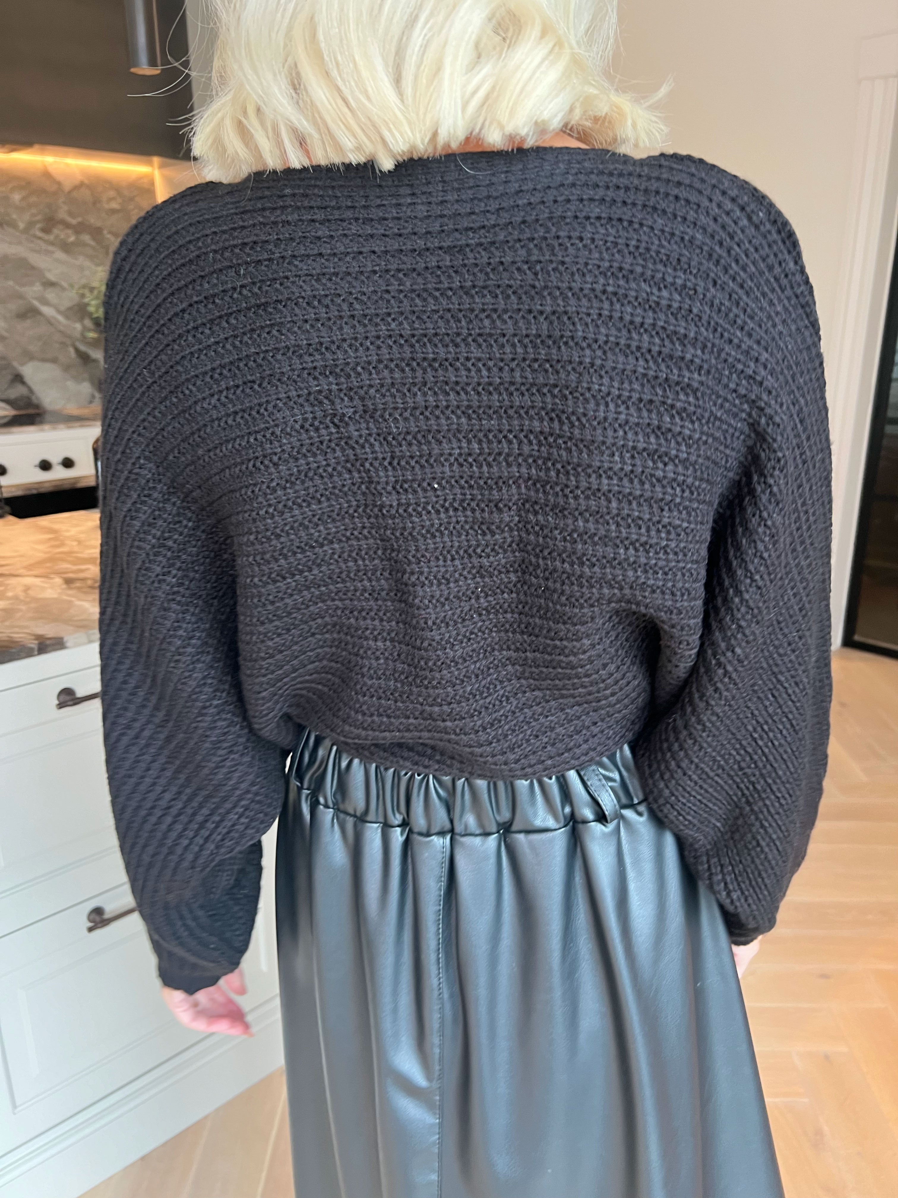 Odette - Kort og feminin strikcardigan, der lukkes med en fin sløjfe ved brystet
